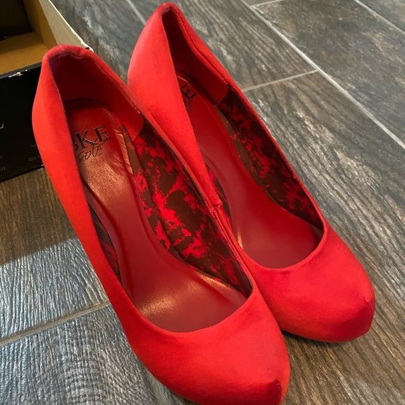 Red Heels - Picture 3 of 5